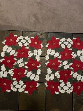 Vintage Set of Two Festive Holiday Poinsettia Placemats-EUC *like new condition*